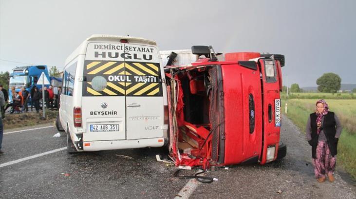 konyada-kamyon-devrilip-karsi-seritteki-minibuse-carpti-cok-sayida-yarali-var-8InUhZRc.jpg