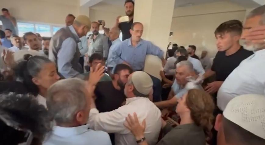 mardin-valisi-akkoyunun-taziye-ziyaretinde-cirkin-provokasyon-vatandaslardan-demli-vekile-tepki-uZQKaZP6.jpg