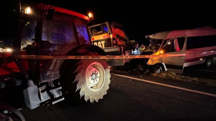 traktor-ile-turistlerin-oldugu-minibus-carpisti-10-kisi-yaralandi-mTBxBvxu.jpg