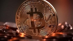 altin-sert-dusus-yasarken-bitcoin-neden-sakin-kaldi-uzman-uyardi-fed-oncesi-gozler-uclu-e14kW9kE.jpg