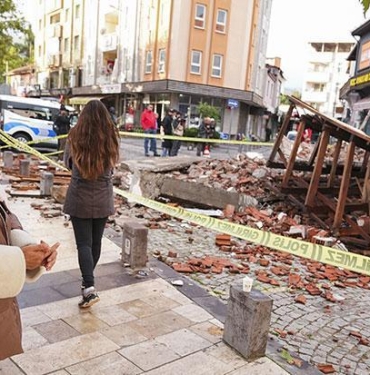 balikesirde-deprem-isletmeler-bir-anda-enkaza-donustu-esnaf-buyuk-uzuntu-icinde-HfYCzsEI.jpg