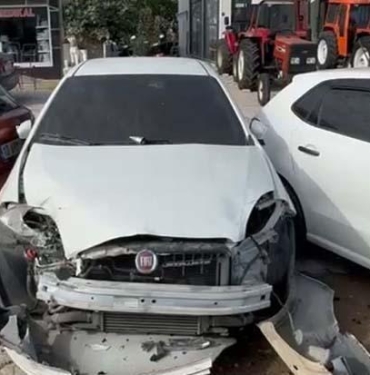 balikesirde-kontrolden-cikan-tir-park-halindeki-8-araca-carpti-2RhcdxCb.jpg