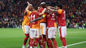 canli-galatasaray-pes-etmedi-geriden-gelerek-goztepeyi-maglup-etti-saBN4ZBG.jpg