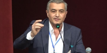 chpnin-sivas-kongresinde-ortaligi-karistiran-sozler-etekli-fotograflarimi-paylastilar-FMrd5FF9.jpg