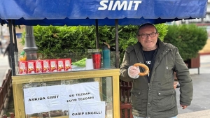 engelli-simitciden-yurek-isitan-iyilik-parasi-olana-da-olmayana-da-simit-veriyorum-JTLJss4e.jpg