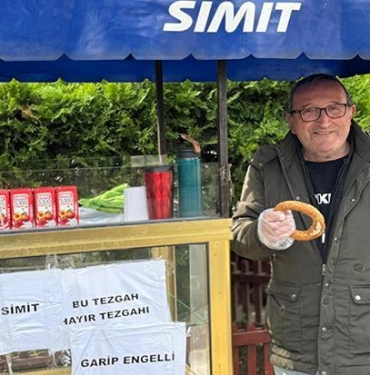 engelli-simitciden-yurek-isitan-iyilik-parasi-olana-da-olmayana-da-simit-veriyorum-JTLJss4e.jpg
