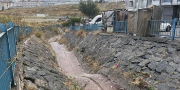 esenyurtta-yagmur-sonrasi-dereyi-goren-soke-oldu-hemen-telefona-sarildilar-ItbzlxmF.jpg