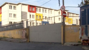 eyupsultanda-dehset-okulun-kapisi-ogrencilerin-ustune-dustu-4-yarali-x3AmepSO.jpg