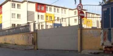 eyupsultanda-dehset-okulun-kapisi-ogrencilerin-ustune-dustu-4-yarali-x3AmepSO.jpg