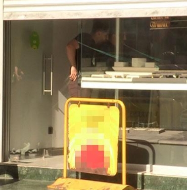 film-gibi-soygun-kuyumcuda-kameralari-boyayip-4-kilo-altinla-kayboldular-n64ZQNNf.jpg