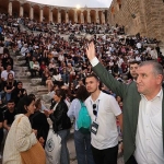 genc-oyuncular-aspendos-antik-tiyatrosunda-sahne-aldi-genclik-ve-spor-bakani-osman-askin-bak-XRRM1mKf.jpg