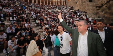 genc-oyuncular-aspendos-antik-tiyatrosunda-sahne-aldi-genclik-ve-spor-bakani-osman-askin-bak-XRRM1mKf.jpg