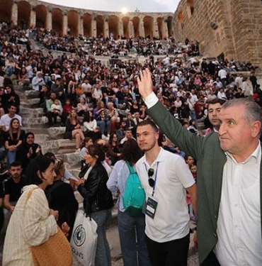genc-oyuncular-aspendos-antik-tiyatrosunda-sahne-aldi-genclik-ve-spor-bakani-osman-askin-bak-XRRM1mKf.jpg