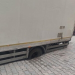 gungorende-yol-coktu-kamyonunun-tekeri-saplandi-fBXddaMG.jpg