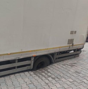 gungorende-yol-coktu-kamyonunun-tekeri-saplandi-fBXddaMG.jpg
