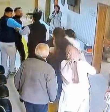 kadin-doktora-cirkin-saldiri-bogazina-sarilip-darbetmeye-calistigi-anlar-kamerada-si6mWpzf.jpg