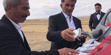 karsta-ilginc-olay-muhtar-dugun-konvoyunu-durdurup-60-bin-tl-bagis-aldi-84SRadAN.jpg