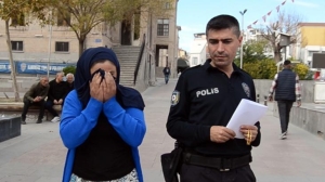 kuyumcuya-dukkanindan-hirsizlik-yapan-kadindan-akilalmaz-taktik-VCtgq4FI.jpg