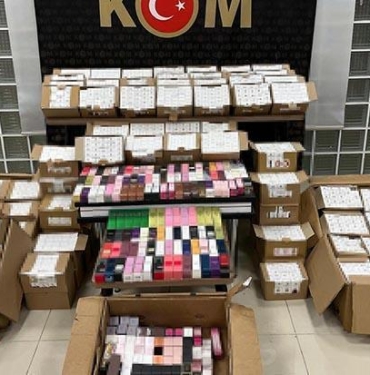 manisada-otomobilden-2-bin-710-kacak-parfum-cikti-pSdL9EDz.jpg