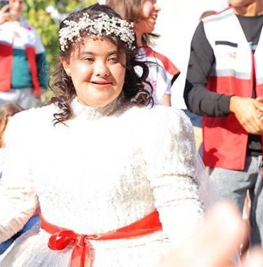 melek-hayalini-kurdugu-gelinligi-giydi-down-sendromlu-genc-kizin-dugunu-yurekleri-sizlatti-bYxOshKz.jpg