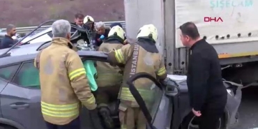 sancaktepede-feci-kaza-otomobil-tirin-altinda-kaldi-mfp9vRZW.jpg