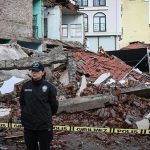 sindirgida-deprem-faciasi-onlendi-yikilan-binalarin-bos-olmasi-hayatlari-kurtardi-tcIl9ZjG.jpg