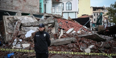 sindirgida-deprem-faciasi-onlendi-yikilan-binalarin-bos-olmasi-hayatlari-kurtardi-tcIl9ZjG.jpg
