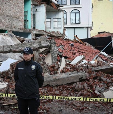 sindirgida-deprem-faciasi-onlendi-yikilan-binalarin-bos-olmasi-hayatlari-kurtardi-tcIl9ZjG.jpg