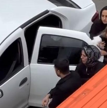 sultanbeylide-trafikte-dehset-anlari-yol-verme-kavgasinda-kadinlarin-onunu-kesti-birini-yere-savurdu-NKA5ZyUb.jpg