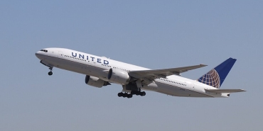 united-airlines-ucagina-uzaydan-gelen-bir-cisim-carpmis-olabilir-SmYDZllL.jpg