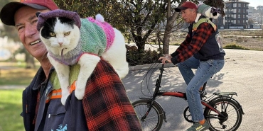 12-yil-once-sahiplendigi-kediyle-65-sehir-gezdi-kissa-sapka-yazsa-elbiselerimizi-giyeriz-DQR9w9iw.jpg