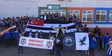 besiktasli-gonullulerden-mardinde-ogrencilere-forma-hediyesi-mNp9GMZh.jpg