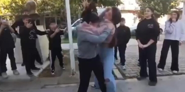 bucada-ortaokullu-kizlar-sac-saca-kavga-etti-arkadaslari-ayirmak-yerine-video-cekti-kYvOsL3B.jpg