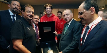 cumhurbaskani-erdogan-a-milli-erkek-basketbol-takimini-tebrik-etti-lYf5vhqg.jpg