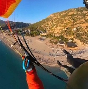 fethiyede-kayaliklara-dusen-rus-parasutcu-hayatini-kaybetti-VMz72xjR.jpg