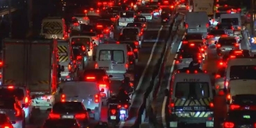 istanbulda-trafik-durma-noktasina-ulasti-yogunluk-yuzde-87ye-ulasti-va69Hxei.jpg