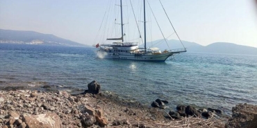 muglada-41-metre-boyundaki-yelkenli-tekne-karaya-oturdu-Gt8HjxRR.jpg