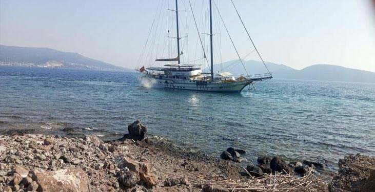 Muğla’da 41 metre boyundaki yelkenli tekne karaya oturdu