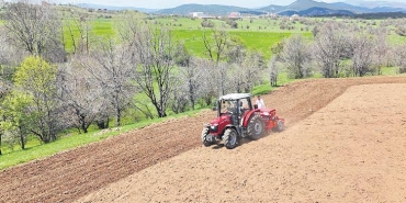 tarla-ekilecek-ama-ciftci-yagis-bekliyor-Xv9lIvjk.jpg
