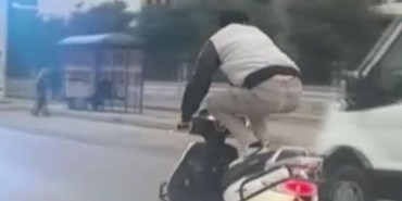 adanada-akilalmaz-goruntu-motosikleti-surmeye-comelerek-basladi-yatarak-devam-etti-rZlTjkjw.jpg