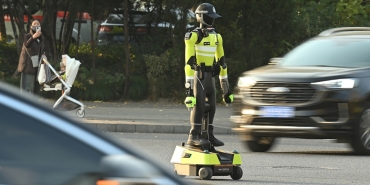 cinde-insansi-robotlar-trafik-polisligi-yapmaya-basladi-EEIUxsxa.jpg