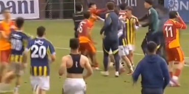fenerbahce-ile-galatasaray-arasindaki-u19-derbisinde-ortalik-karisti-rakibine-yumruk-atti-IQ64BuUV.jpg