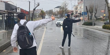 istanbulda-liselilerin-zor-yolu-careyi-otostopta-buluyorlar-4OgvZARg.jpg