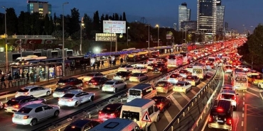 istanbulda-trafik-yogunlugu-yuzde-83e-cikti-iste-bolge-bolge-son-durum-2m6laLA7.jpg
