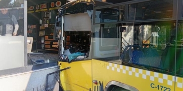 uskudarda-iett-otobusu-borekciye-girdi-Cw2iG84Z.jpg