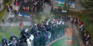 yilbasi-oncesi-akin-ettiler-kisi-basi-400-tl-odeyip-siraya-girdiler-hMdgDrQI.jpg