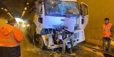 temde-tunel-icinde-zincirleme-kaza-tanker-ve-tirlar-birbirine-girdi-hIXK3aQz.jpg