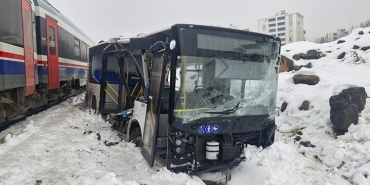 yolcu-treni-hemzemin-gecitte-belediye-otobusune-carpti-bl53LIhc.jpg