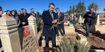 bakan-tekin-sanliurfada-deprem-mezarlarina-karanfil-birakti-dFmHwJSI.jpg