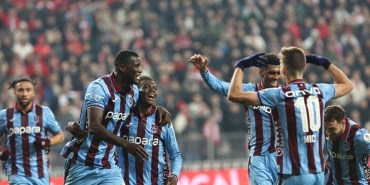 karadeniz-derbisini-trabzonspor-kazandi-onuachu-maca-damga-vurdu-5FGw6Izs.jpg